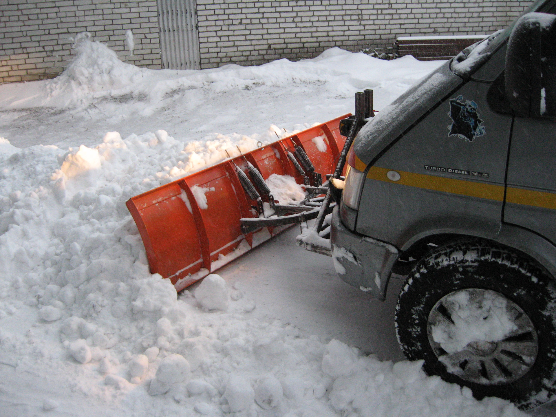 Мини-трактор для уборки снега: как выбрать маленький трактор-снегоуборщик с ковшом для чистки снега? особенности снегоуборочных коммунальных моделей