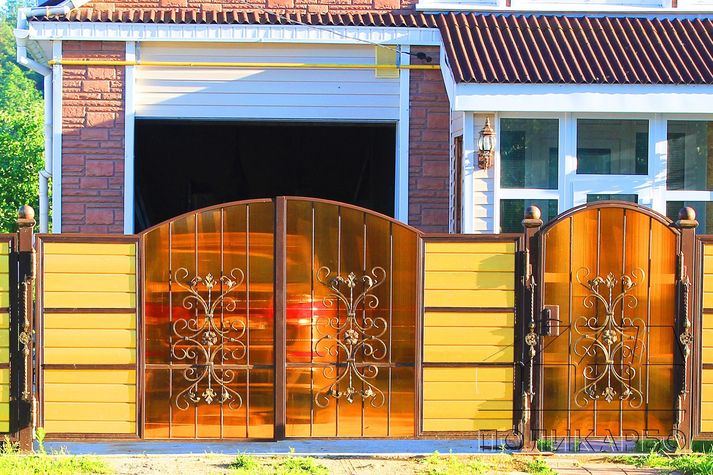 Забор из поликарбоната (47 фото): универсальные ворота на металлическом каркасе из сотового карбоната для частного дома