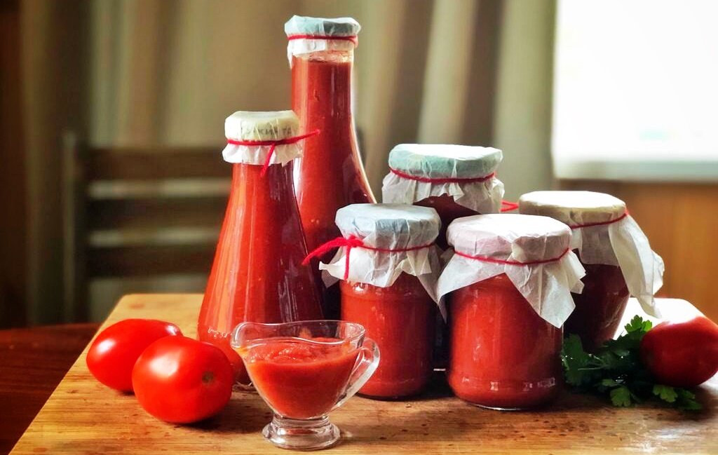 4 рецепта вкусного домашнего кетчупа из свежих помидоров - лайфхакер