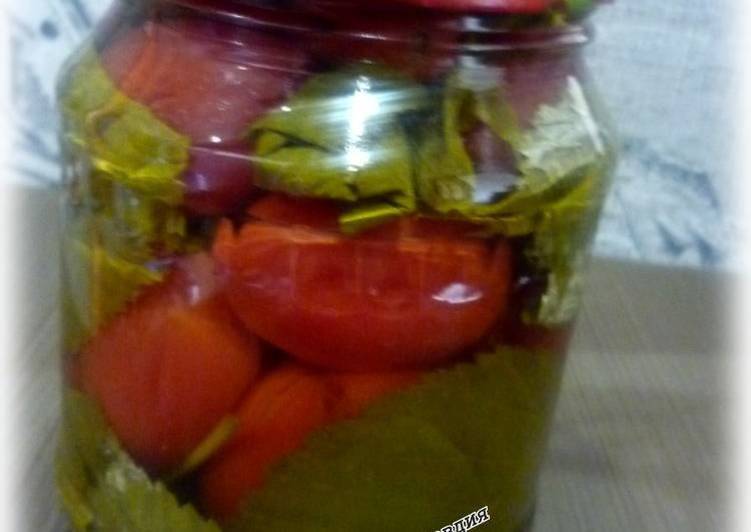 Топ 4 рецепта приготовления на зиму маринованных помидоров с вишневым листом