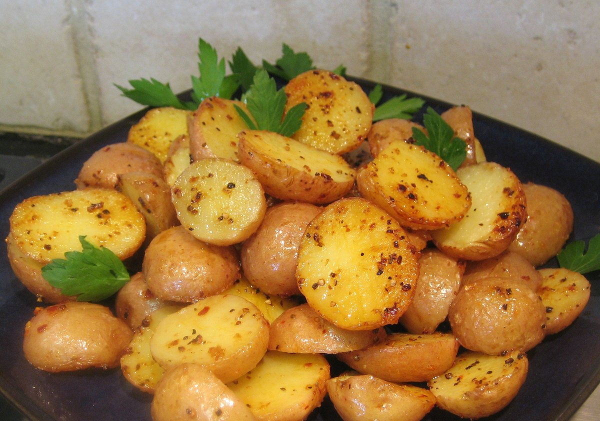 Картофель, запеченный в духовке: как вкусно приготовить