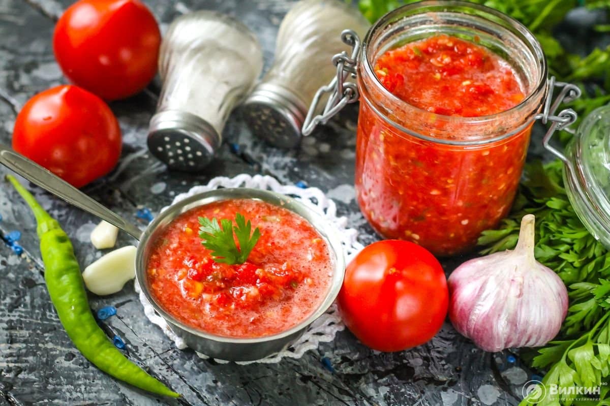 ТОП 15 рецептов, как сделать на зиму домашнюю аджику из помидор и чеснока без варки