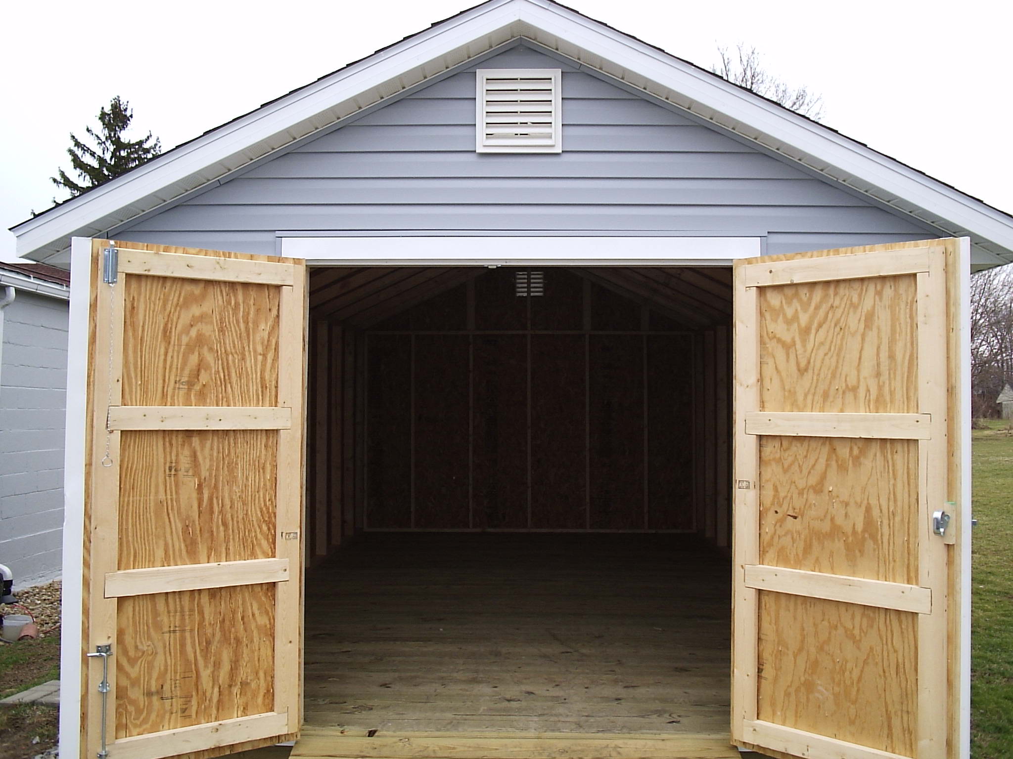 Можно ли на участке построить гараж. Деревянный гараж 6 на 6. Каркасный гараж из дерева. Каркасный деревянный гараж. Деревянные ворота в гараж.