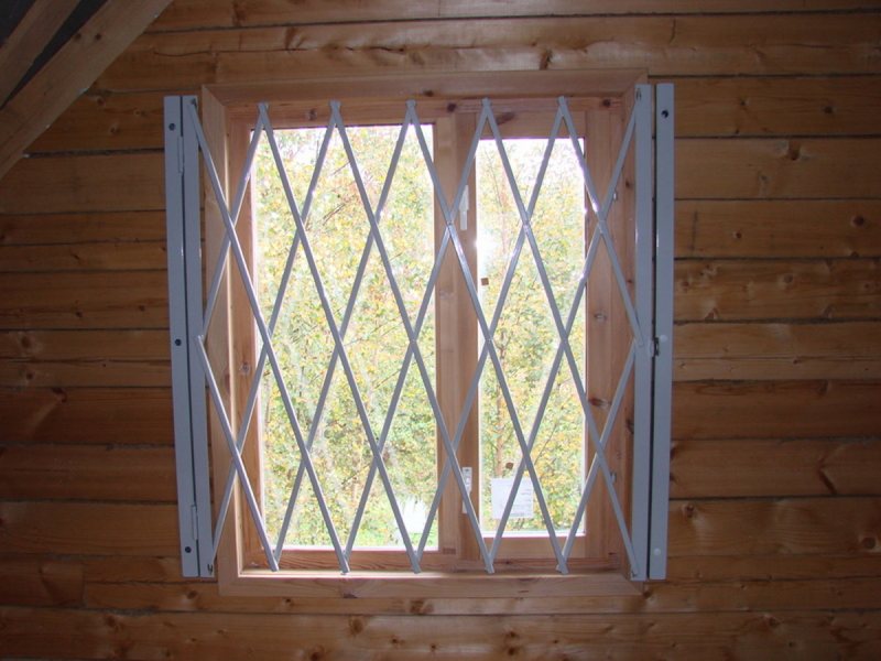 Ставни на окна,  плюсы и минусы установки ставней на окна, виды ставней для окон по материалам
