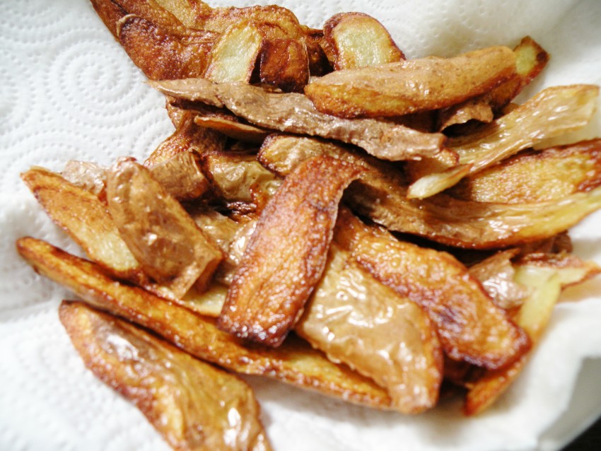 Картофельные очистки для смородины – как использовать