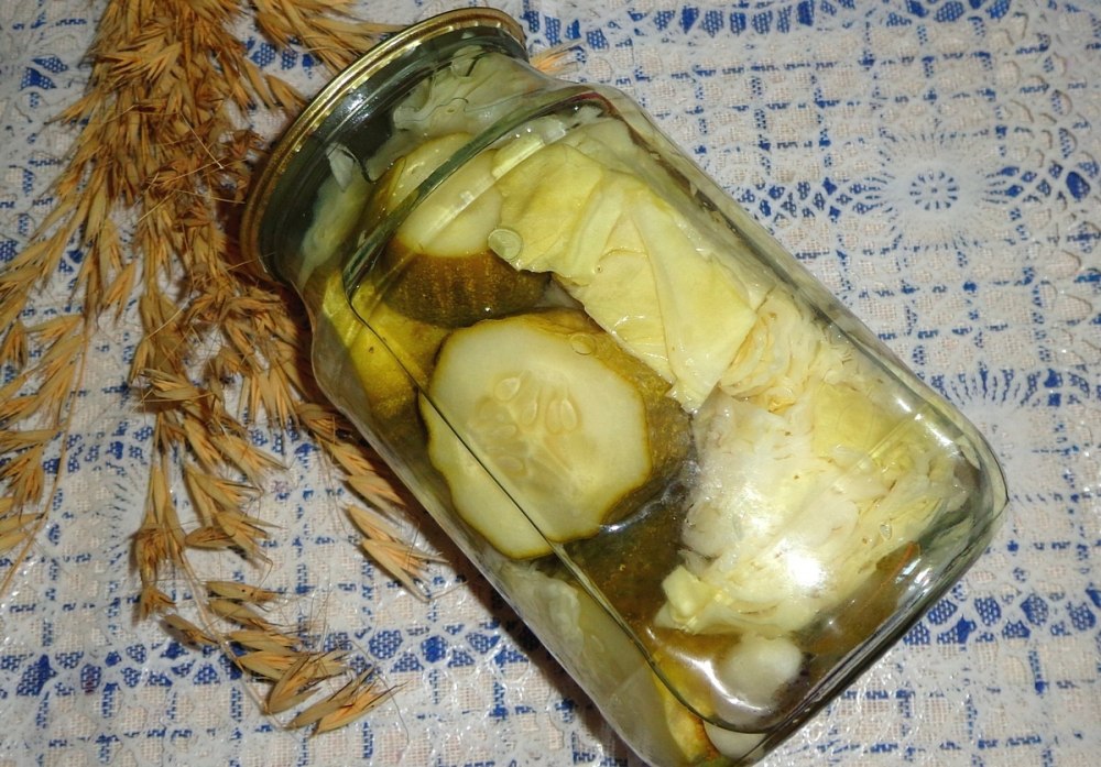 Огурцы в капустных листьях на зиму: 2 пошаговых рецепта маринования