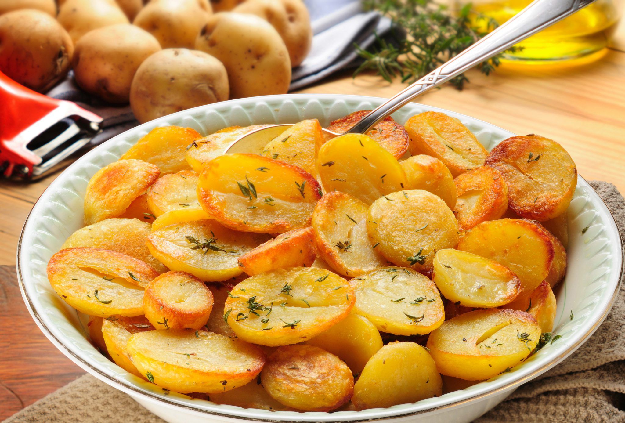 Как вкусно запечь картофель дольками в духовке с румяной корочкой