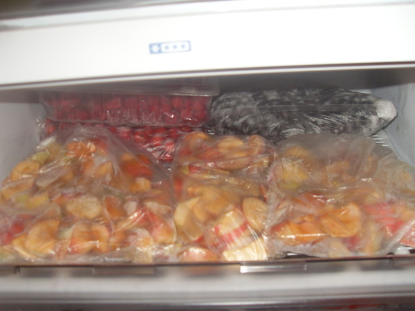 Как заморозить яблоки в морозилке холодильника на зиму