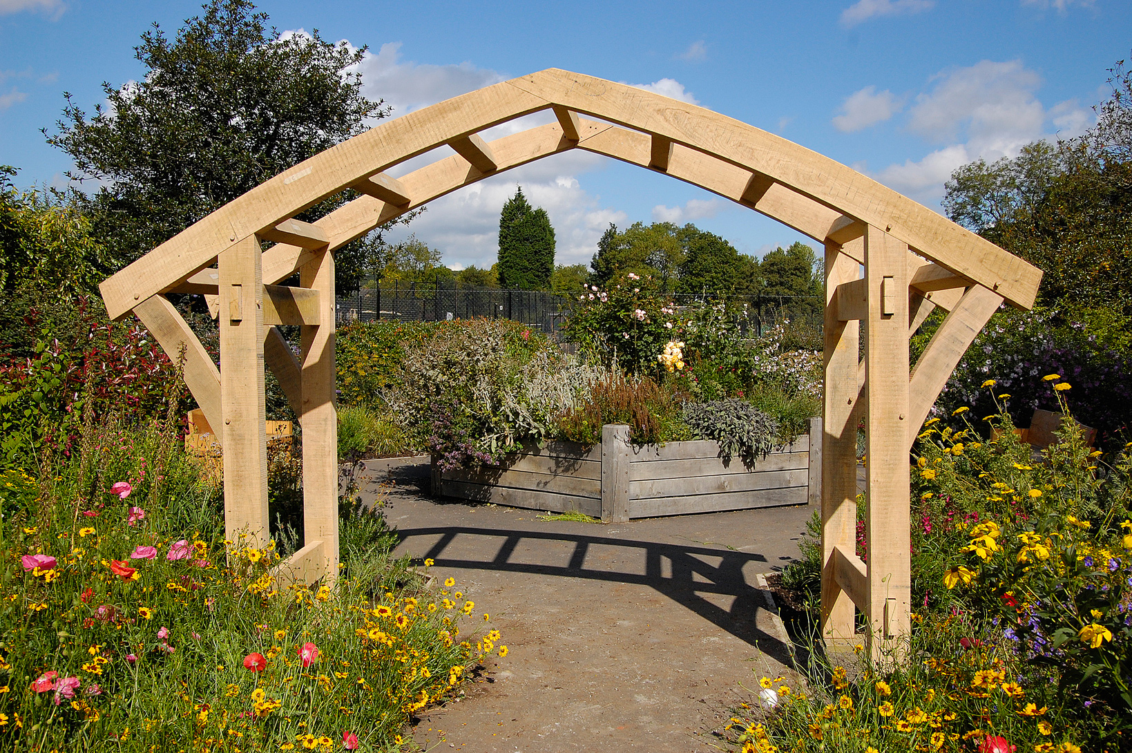 Садовые арки (72 фото): для цветов и вьющихся растений на даче, оригинальные постройки во дворе участка в ландшафтном дизайне