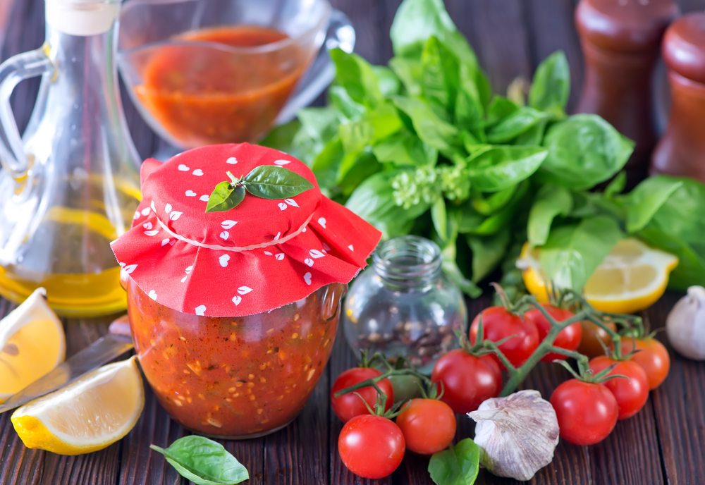 Сырая аджика из помидор и чеснока: простые рецепты