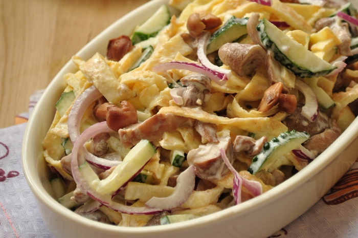 Салат с копченой колбасой - вкусная и легкая закуска: рецепт с фото и видео