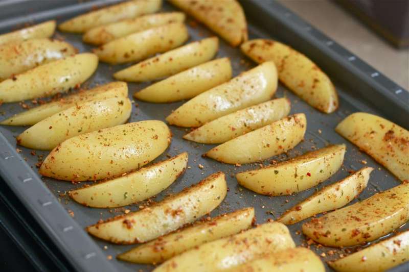 Запекаем картофель в духовке: секреты и варианты приготовления