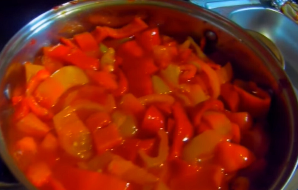 Лечо из болгарского перца на зиму с томатной пастой, помидорами, чесноком и зеленью. рецепт лечо из перцев без помидор