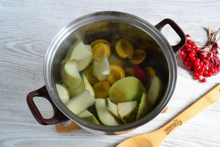 Рецепт компота из яблок и слив на зиму - 8 пошаговых фото в рецепте
